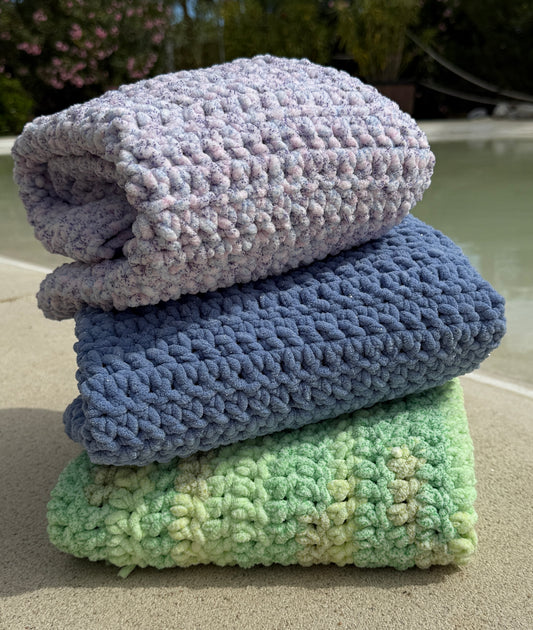 ✨ Couverture bébé en fil chenille – Fait main au crochet