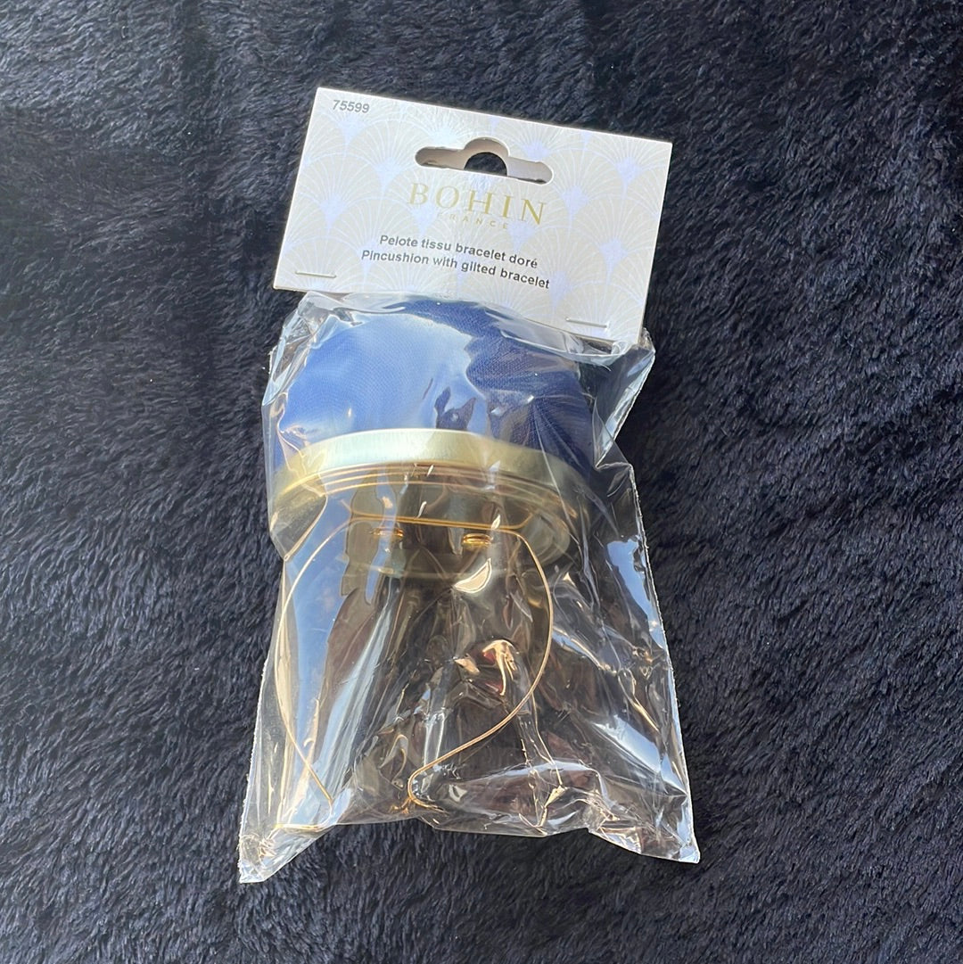 Pelote tissu bracelet doré